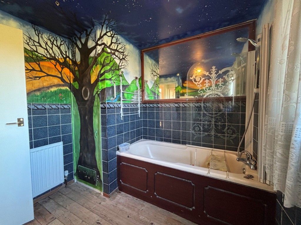 Lot: 134 - DETACHED BUNGALOW - Main bathroom